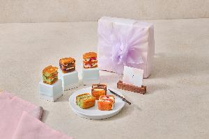 Handmade Persimmon Rice Cake Bar Gift Set (9pcs / Wrapped in Flower Cloth) product image