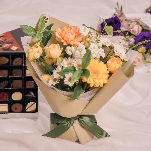Seasonal Bouquet + Kalluwi Chocolate (25 pcs) product image