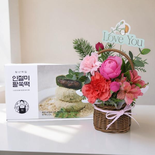 Tasha Carnation+Injeolmi Red Bean Mugwort Rice Cake product image