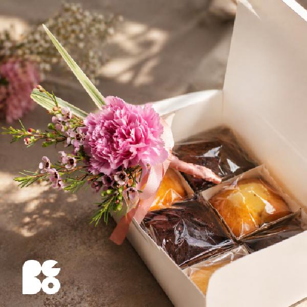 Bite-Sized Madeleine Cake (6 pcs) with Carnation product image