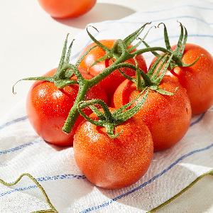 Fresh ripe vine tomatoes, kept fresh longer on the stem 2kg (1kg*2 packs) product image