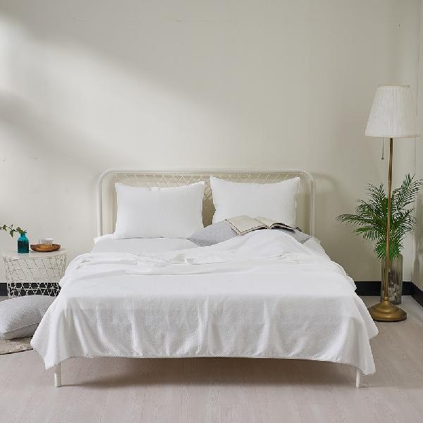 Premium Duralon Atopy Care Antibacterial Cooling Triple-Weave Comforter Q (White) product image
