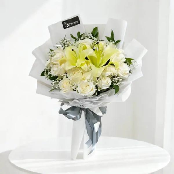 Stargazing Lights - White Lilies and Roses product image